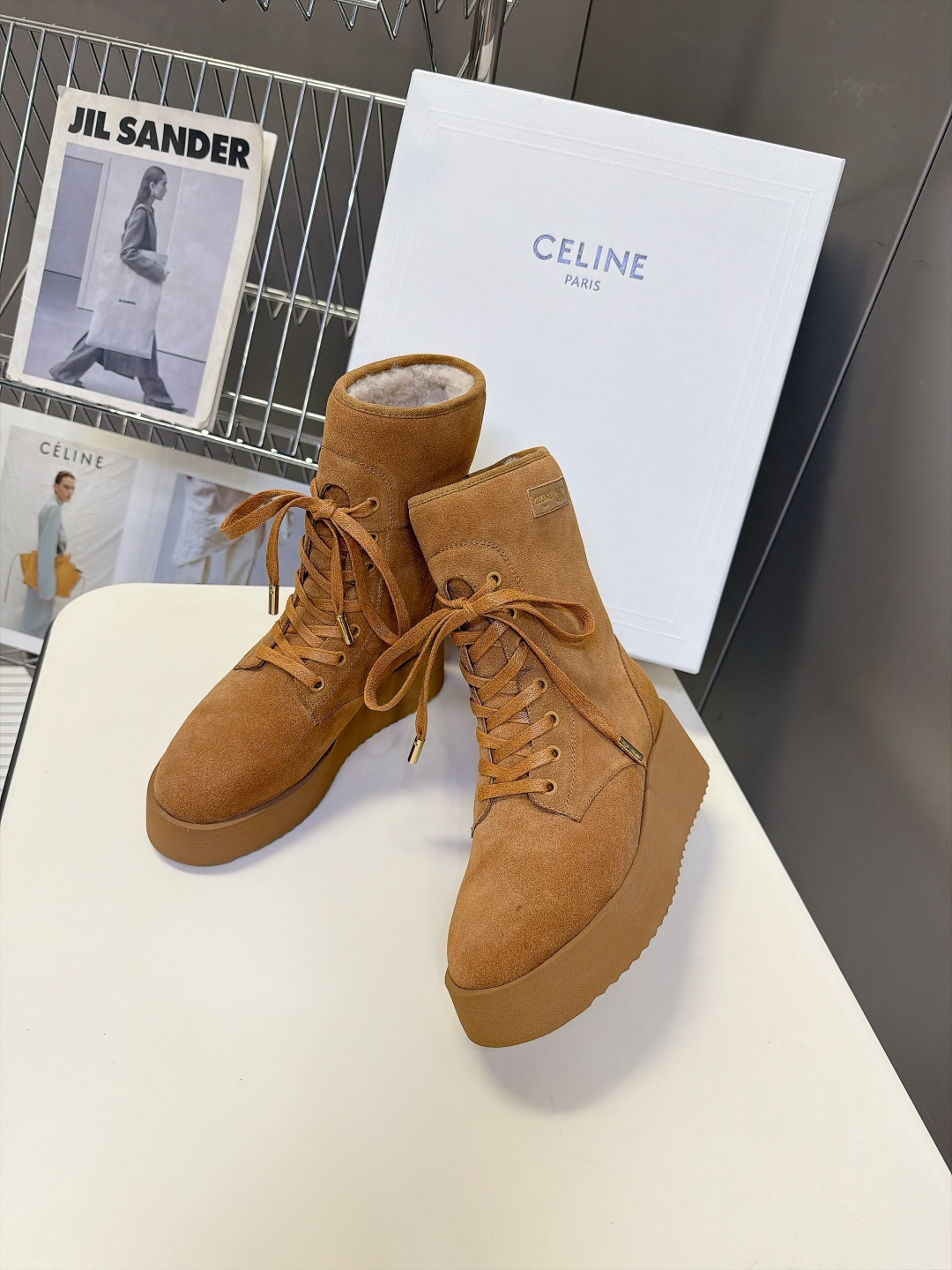 CELINE思琳最新款羊毛里厚底马丁雪地靴 超多明星网红种草 复古系带马丁靴版型 靴口内里满满羊羔毛 兼顾雪地靴保暖度与