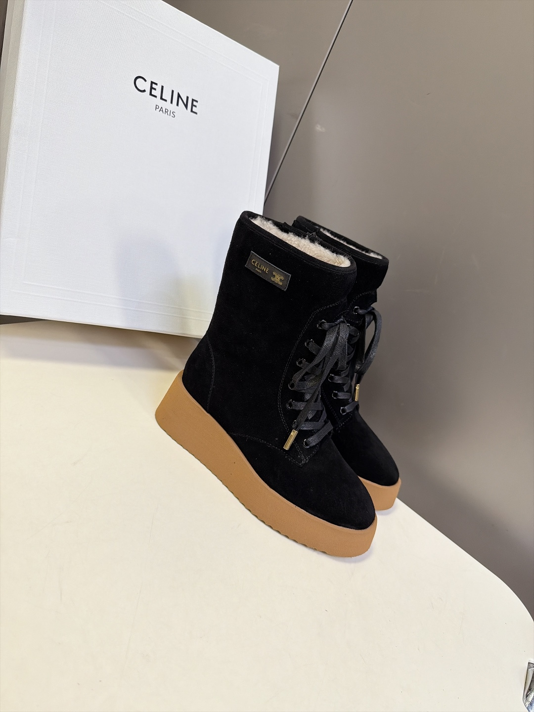 CELINE思琳最新款羊毛里厚底马丁雪地靴 超多明星网红种草 复古系带马丁靴版型 靴口内里满满羊羔毛 兼顾雪地靴保暖度与