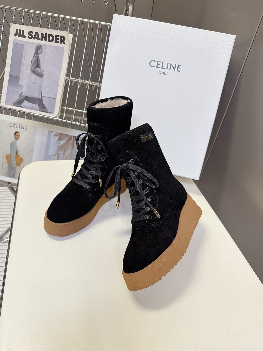 CELINE思琳最新款羊毛里厚底马丁雪地靴 超多明星网红种草 复古系带马丁靴版型 靴口内里满满羊羔毛 兼顾雪地靴保暖度与