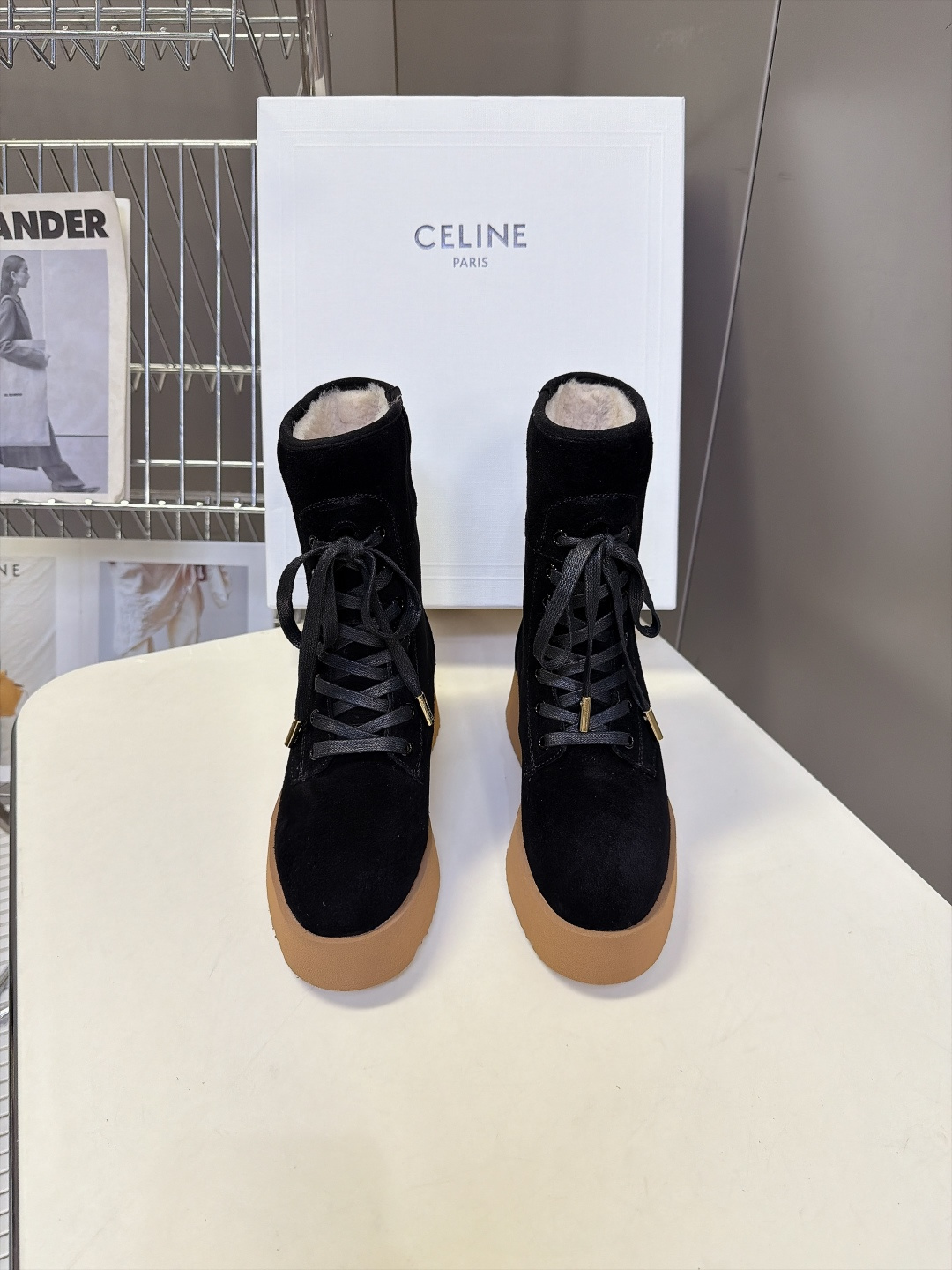 CELINE思琳最新款羊毛里厚底马丁雪地靴 超多明星网红种草 复古系带马丁靴版型 靴口内里满满羊羔毛 兼顾雪地靴保暖度与
