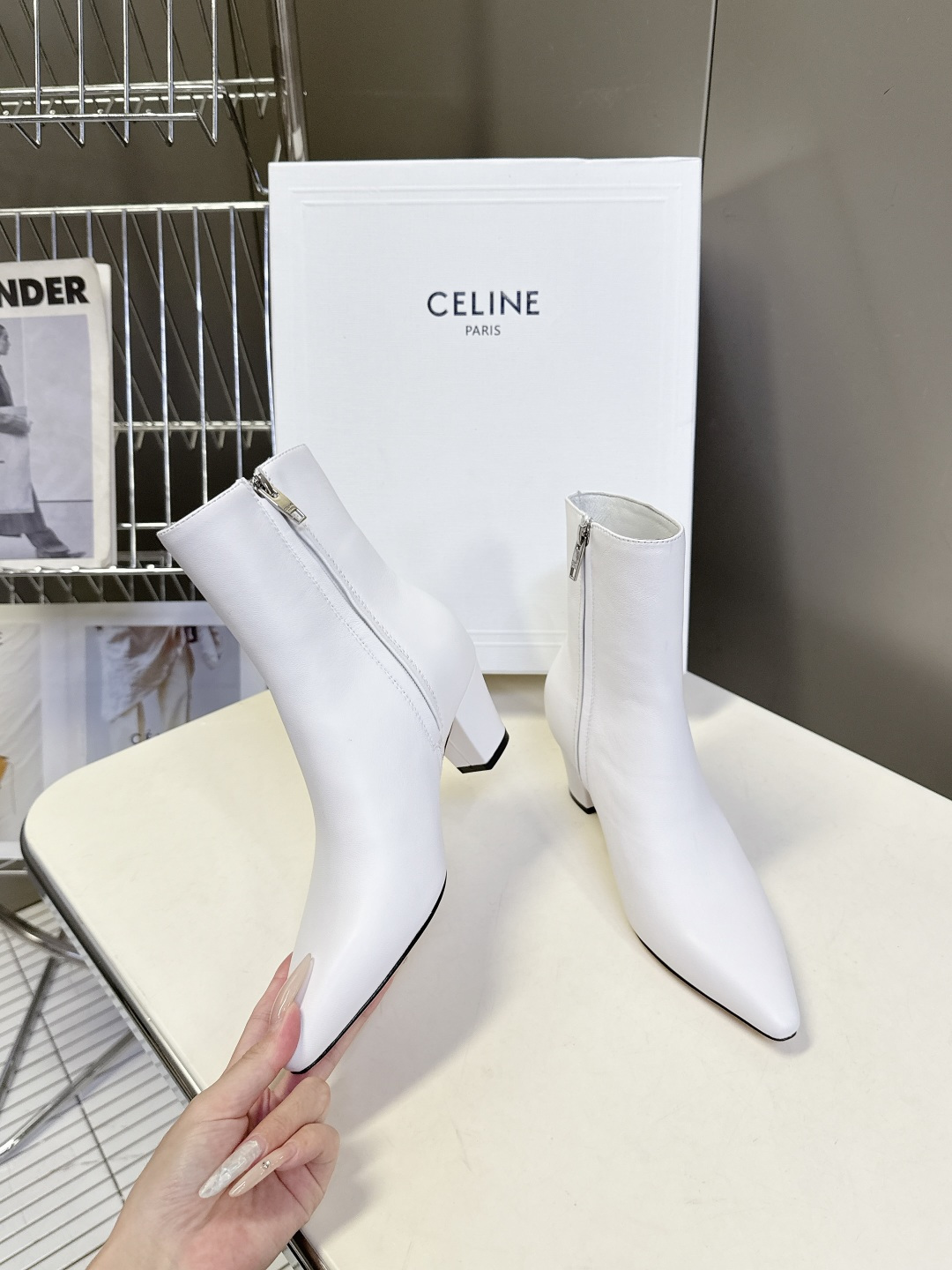CELINE思琳秋冬最新款极简风凯旋门尖头短靴 超多明星网红种草 经典凯旋门金属徽标点缀靴筒外侧 辨识度拉满 利落尖头轮