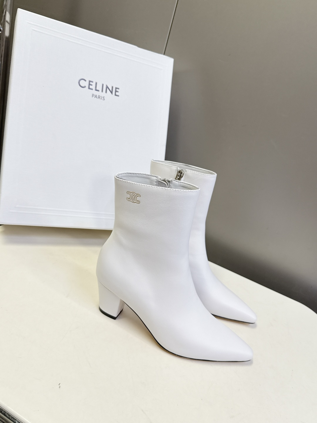 CELINE思琳秋冬最新款极简风凯旋门尖头短靴 超多明星网红种草 经典凯旋门金属徽标点缀靴筒外侧 辨识度拉满 利落尖头轮