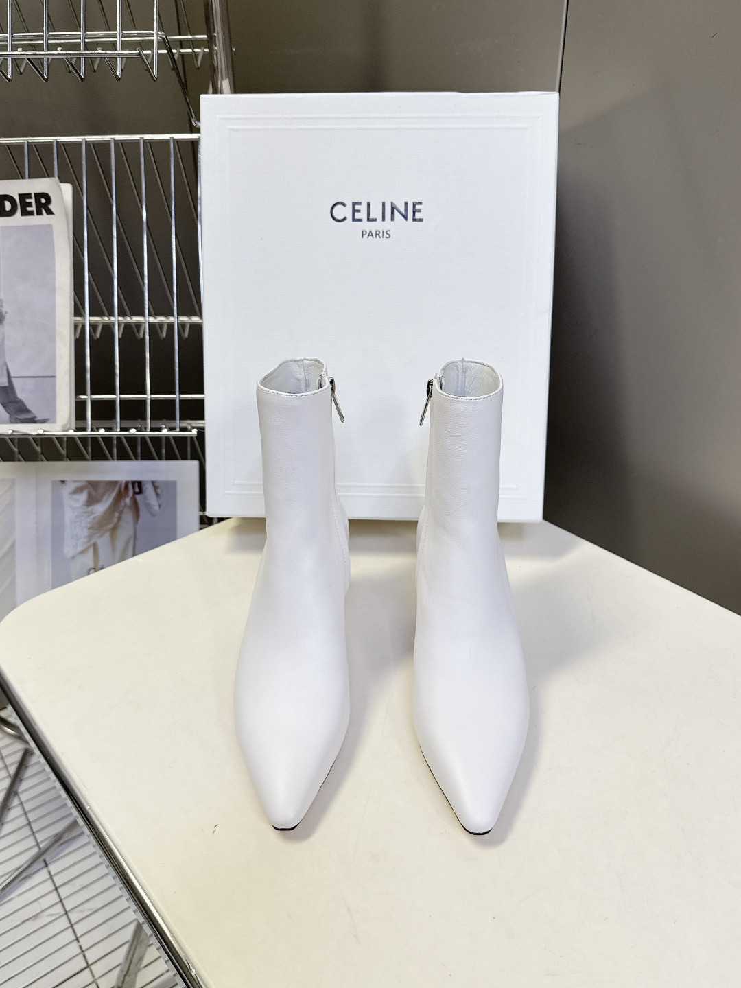 CELINE思琳秋冬最新款极简风凯旋门尖头短靴 超多明星网红种草 经典凯旋门金属徽标点缀靴筒外侧 辨识度拉满 利落尖头轮