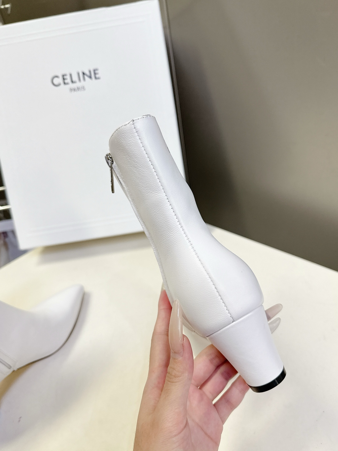 CELINE思琳秋冬最新款极简风凯旋门尖头短靴 超多明星网红种草 经典凯旋门金属徽标点缀靴筒外侧 辨识度拉满 利落尖头轮