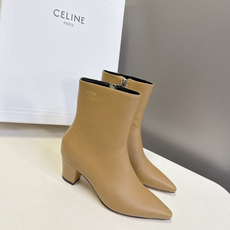 CELINE思琳秋冬最新款极简风凯旋门尖头短靴 超多明星网红种草 经典凯旋门金属徽标点缀靴筒外侧 辨识度拉满 利落尖头轮 CELINE思琳秋冬最新款极简风凯旋门尖头短靴 超多明星网红种草 经典凯旋门金属徽标点缀靴筒外侧 辨识度拉满 利落尖头轮
