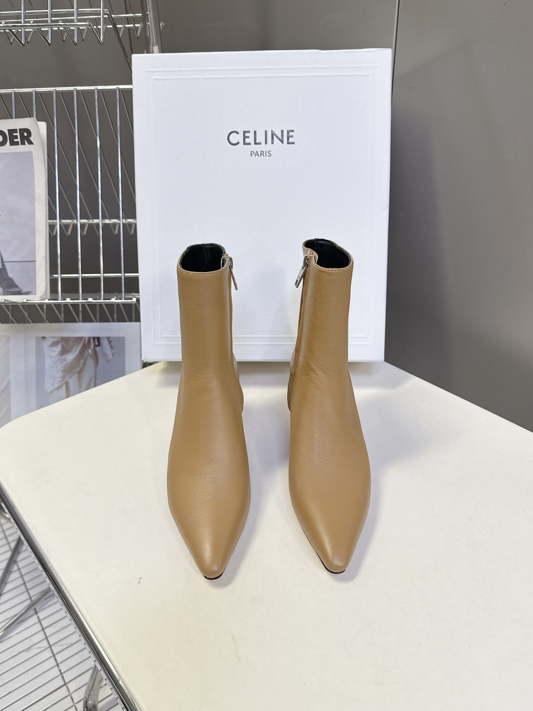 CELINE思琳秋冬最新款极简风凯旋门尖头短靴 超多明星网红种草 经典凯旋门金属徽标点缀靴筒外侧 辨识度拉满 利落尖头轮