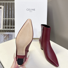 CELINE思琳秋冬最新款极简风凯旋门尖头短靴 超多明星网红种草 经典凯旋门金属徽标点缀靴筒外侧 辨识度拉满 利落尖头轮 CELINE思琳秋冬最新款极简风凯旋门尖头短靴 超多明星网红种草 经典凯旋门金属徽标点缀靴筒外侧 辨识度拉满 利落尖头轮
