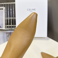 CELINE思琳秋冬最新款极简风凯旋门尖头短靴 超多明星网红种草 经典凯旋门金属徽标点缀靴筒外侧 辨识度拉满 利落尖头轮 CELINE思琳秋冬最新款极简风凯旋门尖头短靴 超多明星网红种草 经典凯旋门金属徽标点缀靴筒外侧 辨识度拉满 利落尖头轮