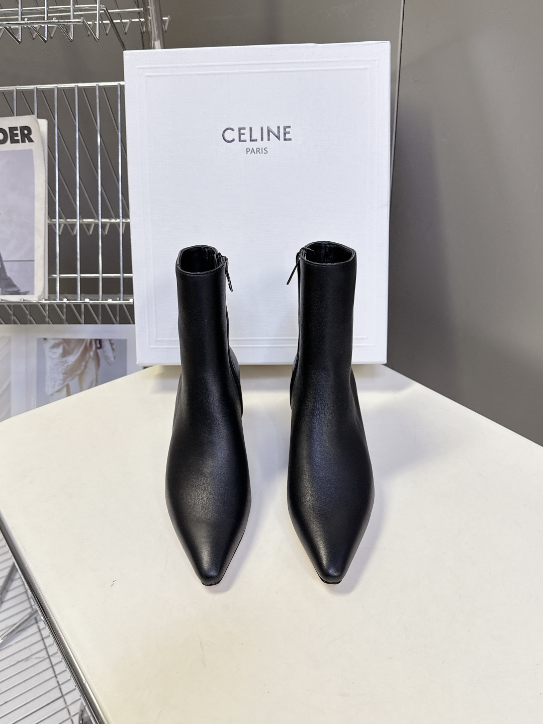 CELINE思琳秋冬最新款极简风凯旋门尖头短靴 超多明星网红种草 经典凯旋门金属徽标点缀靴筒外侧 辨识度拉满 利落尖头轮