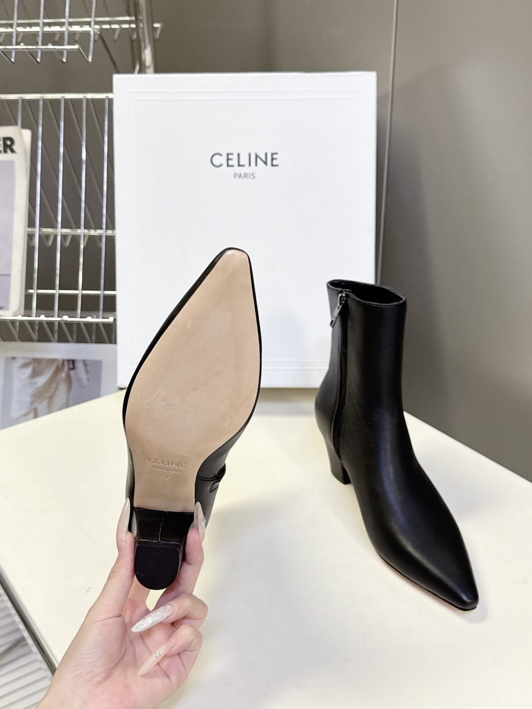 CELINE思琳秋冬最新款极简风凯旋门尖头短靴 超多明星网红种草 经典凯旋门金属徽标点缀靴筒外侧 辨识度拉满 利落尖头轮