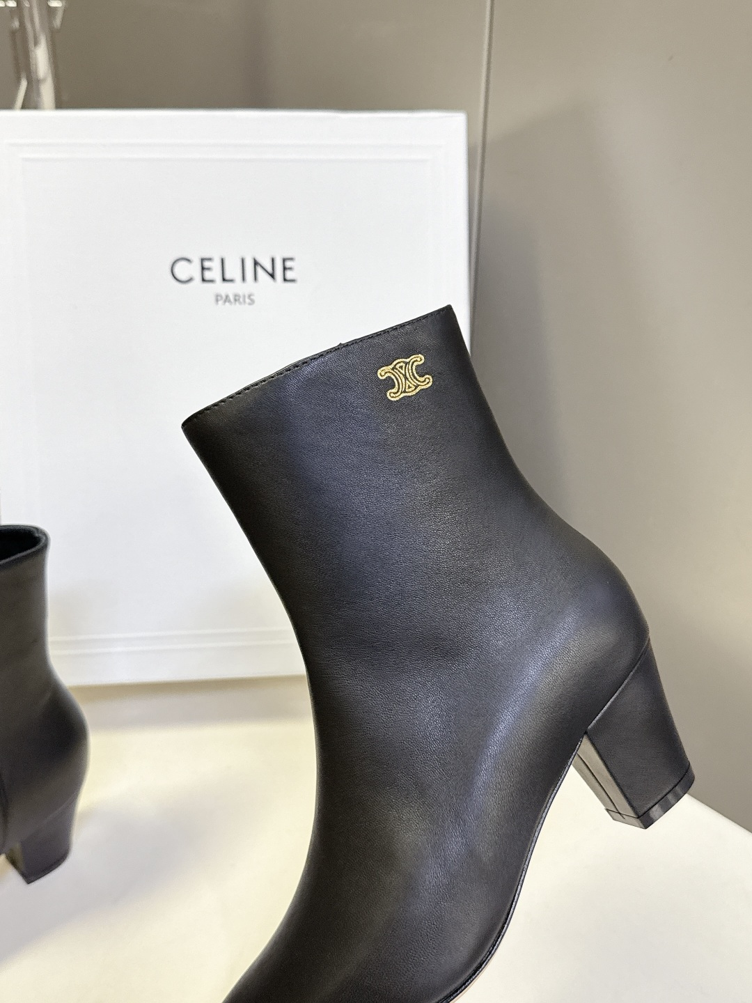 CELINE思琳秋冬最新款极简风凯旋门尖头短靴 超多明星网红种草 经典凯旋门金属徽标点缀靴筒外侧 辨识度拉满 利落尖头轮