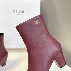 CELINE思琳秋冬最新款极简风凯旋门尖头短靴 超多明星网红种草 经典凯旋门金属徽标点缀靴筒外侧 辨识度拉满 利落尖头轮 CELINE思琳秋冬最新款极简风凯旋门尖头短靴 超多明星网红种草 经典凯旋门金属徽标点缀靴筒外侧 辨识度拉满 利落尖头轮