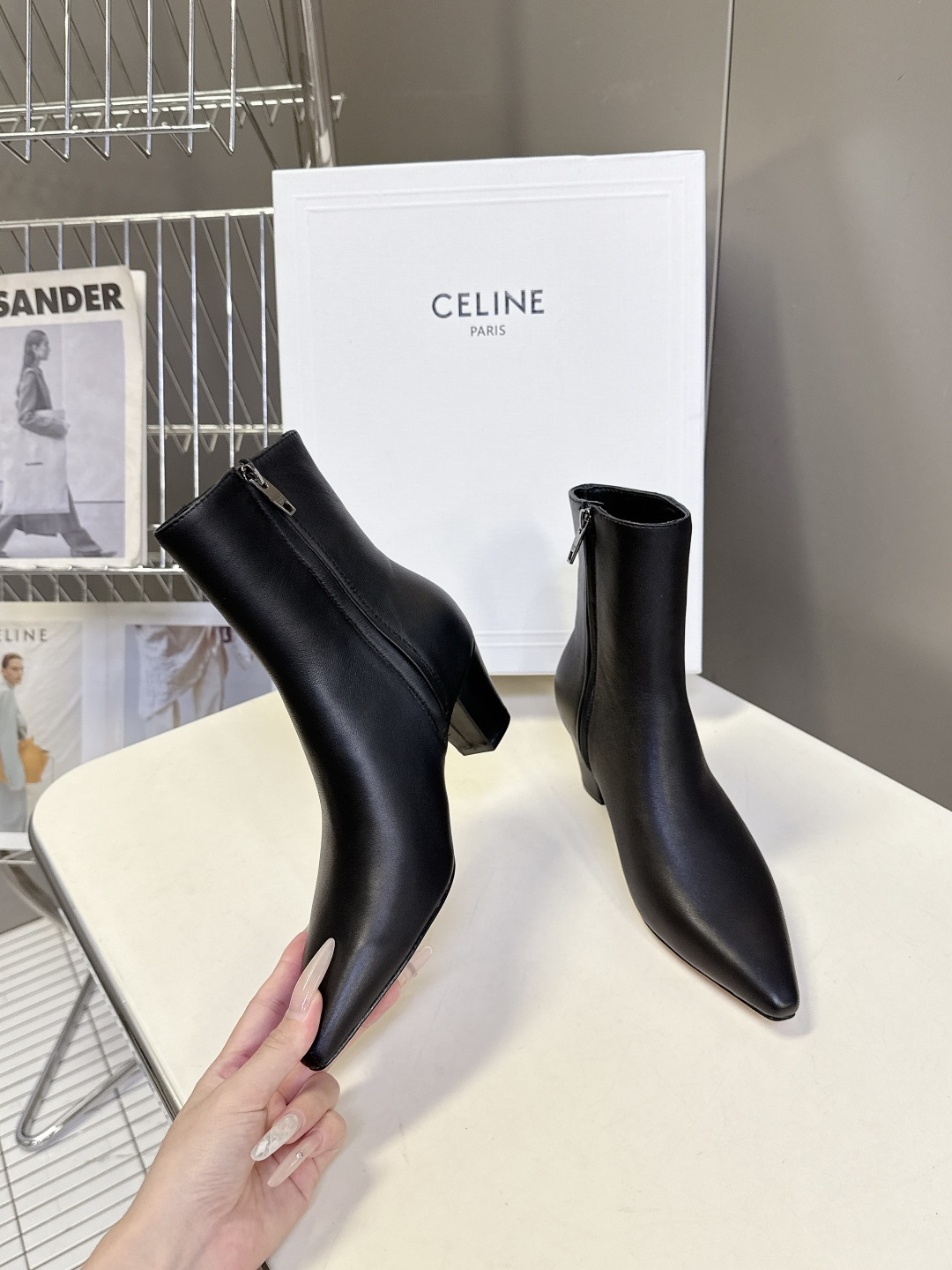 CELINE思琳秋冬最新款极简风凯旋门尖头短靴 超多明星网红种草 经典凯旋门金属徽标点缀靴筒外侧 辨识度拉满 利落尖头轮