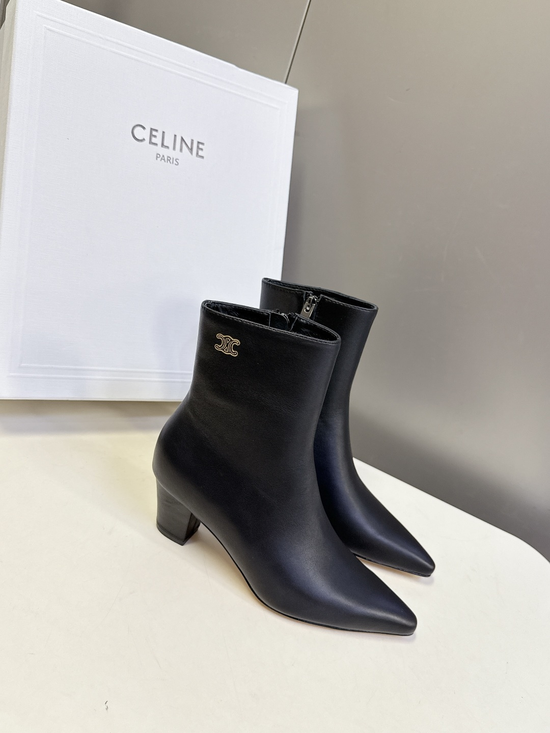 CELINE思琳秋冬最新款极简风凯旋门尖头短靴 超多明星网红种草 经典凯旋门金属徽标点缀靴筒外侧 辨识度拉满 利落尖头轮