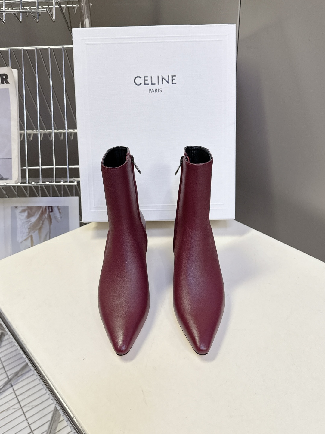 CELINE思琳秋冬最新款极简风凯旋门尖头短靴 超多明星网红种草 经典凯旋门金属徽标点缀靴筒外侧 辨识度拉满 利落尖头轮
