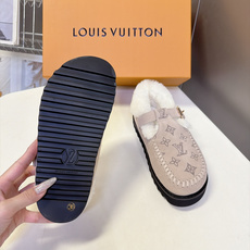LOUIS VUITTON路易威登秋冬最新款羊毛里勃肯毛毛鞋 超多明星网红种草 融合勃肯鞋复古T字搭扣版型 金属调节扣可 LOUIS VUITTON路易威登秋冬最新款羊毛里勃肯毛毛鞋 超多明星网红种草 融合勃肯鞋复古T字搭扣版型 金属调节扣可