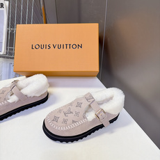 LOUIS VUITTON路易威登秋冬最新款羊毛里勃肯毛毛鞋 超多明星网红种草 融合勃肯鞋复古T字搭扣版型 金属调节扣可 LOUIS VUITTON路易威登秋冬最新款羊毛里勃肯毛毛鞋 超多明星网红种草 融合勃肯鞋复古T字搭扣版型 金属调节扣可