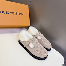 LOUIS VUITTON路易威登秋冬最新款羊毛里勃肯毛毛鞋 超多明星网红种草 融合勃肯鞋复古T字搭扣版型 金属调节扣可 LOUIS VUITTON路易威登秋冬最新款羊毛里勃肯毛毛鞋 超多明星网红种草 融合勃肯鞋复古T字搭扣版型 金属调节扣可