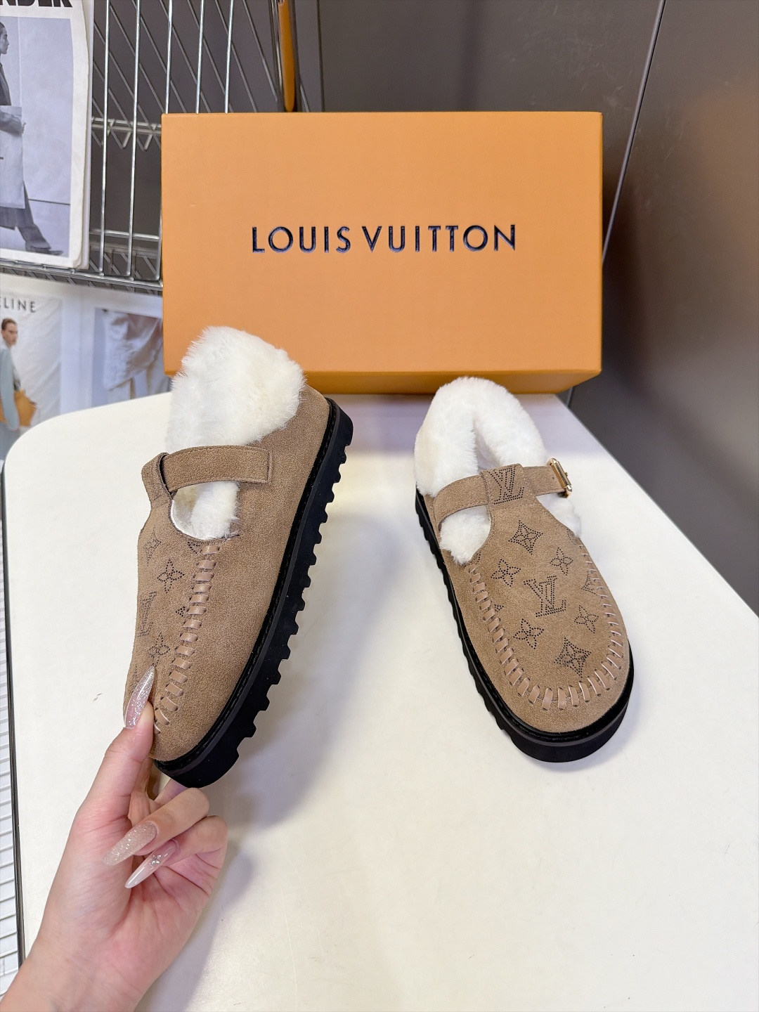 LOUIS VUITTON路易威登秋冬最新款羊毛里勃肯毛毛鞋 超多明星网红种草 融合勃肯鞋复古T字搭扣版型 金属调节扣可