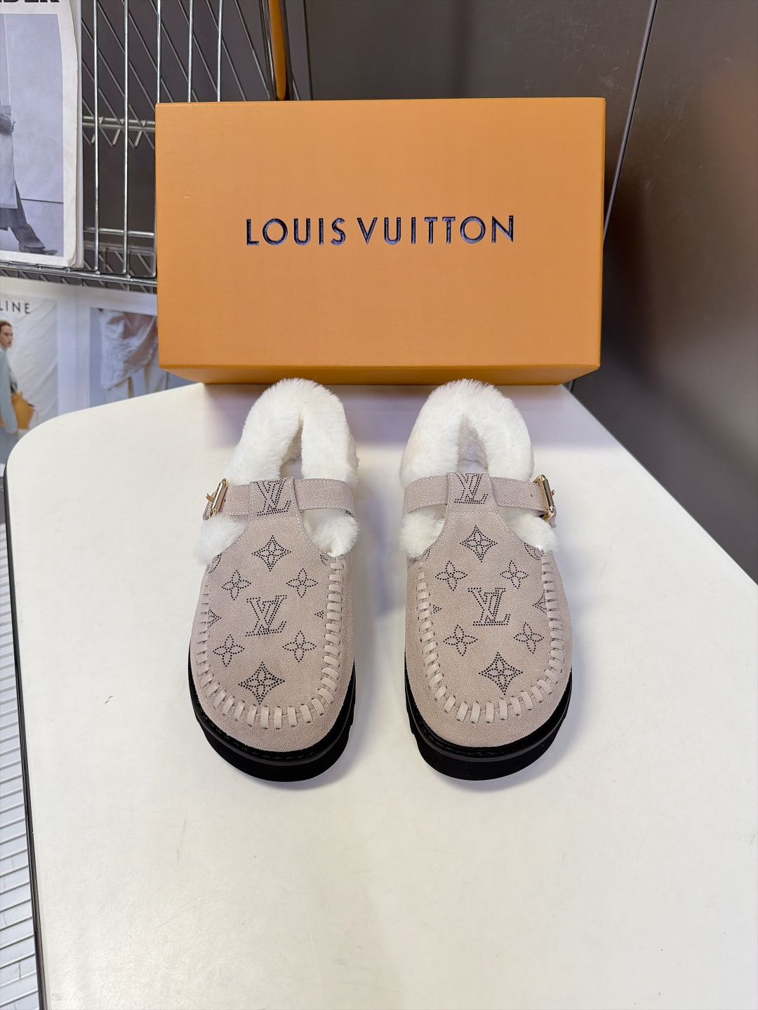 LOUIS VUITTON路易威登秋冬最新款羊毛里勃肯毛毛鞋 超多明星网红种草 融合勃肯鞋复古T字搭扣版型 金属调节扣可 LOUIS VUITTON路易威登秋冬最新款羊毛里勃肯毛毛鞋 超多明星网红种草 融合勃肯鞋复古T字搭扣版型 金属调节扣可
