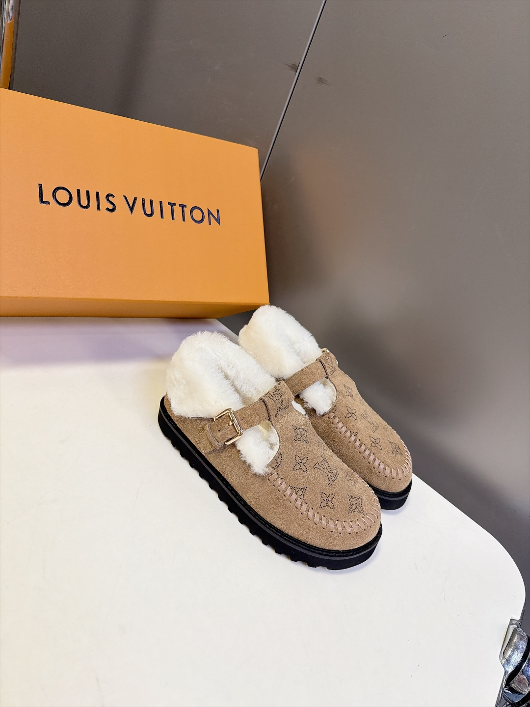LOUIS VUITTON路易威登秋冬最新款羊毛里勃肯毛毛鞋 超多明星网红种草 融合勃肯鞋复古T字搭扣版型 金属调节扣可