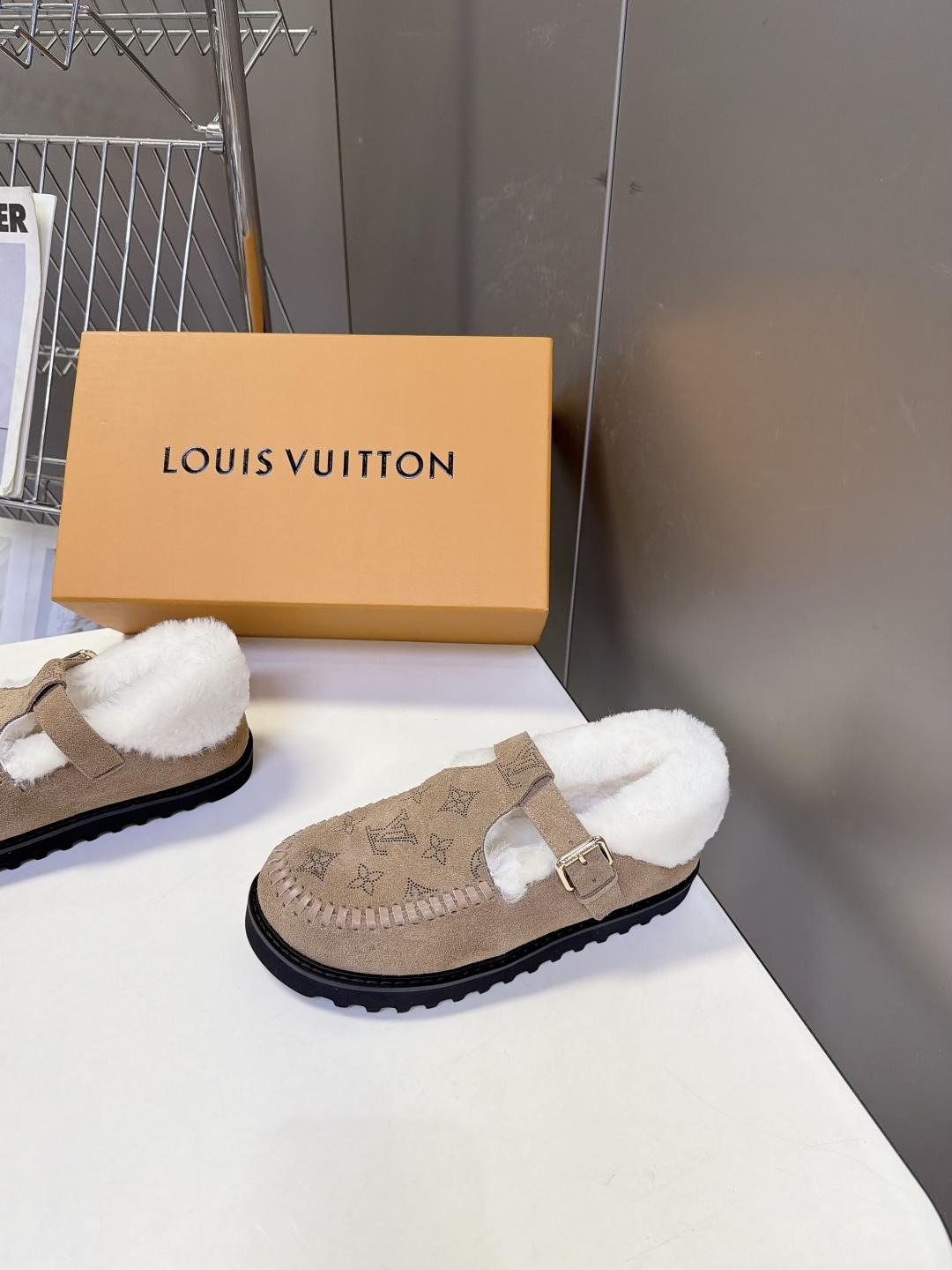 LOUIS VUITTON路易威登秋冬最新款羊毛里勃肯毛毛鞋 超多明星网红种草 融合勃肯鞋复古T字搭扣版型 金属调节扣可
