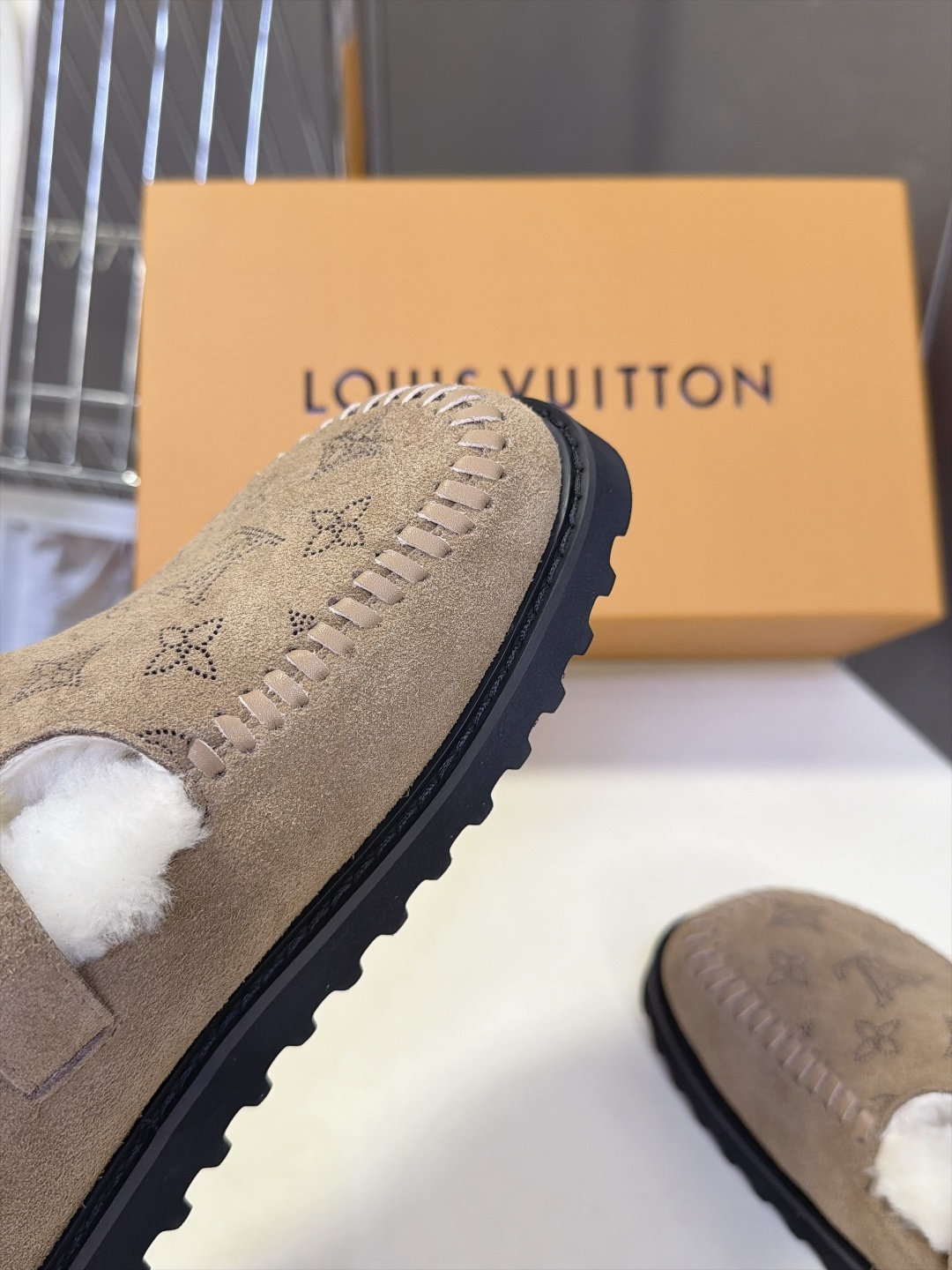 LOUIS VUITTON路易威登秋冬最新款羊毛里勃肯毛毛鞋 超多明星网红种草 融合勃肯鞋复古T字搭扣版型 金属调节扣可