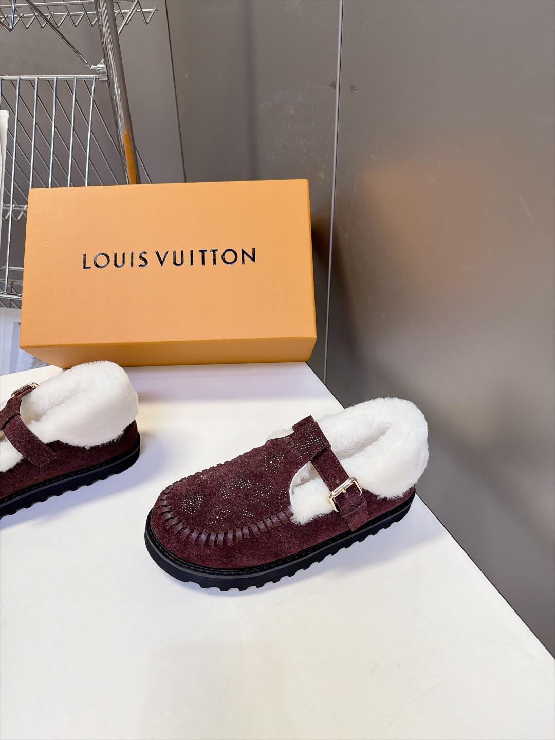 LOUIS VUITTON路易威登秋冬最新款羊毛里勃肯毛毛鞋 超多明星网红种草 融合勃肯鞋复古T字搭扣版型 金属调节扣可