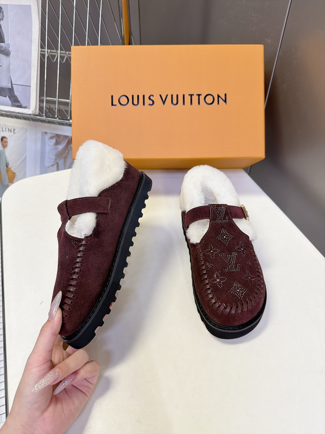 LOUIS VUITTON路易威登秋冬最新款羊毛里勃肯毛毛鞋 超多明星网红种草 融合勃肯鞋复古T字搭扣版型 金属调节扣可