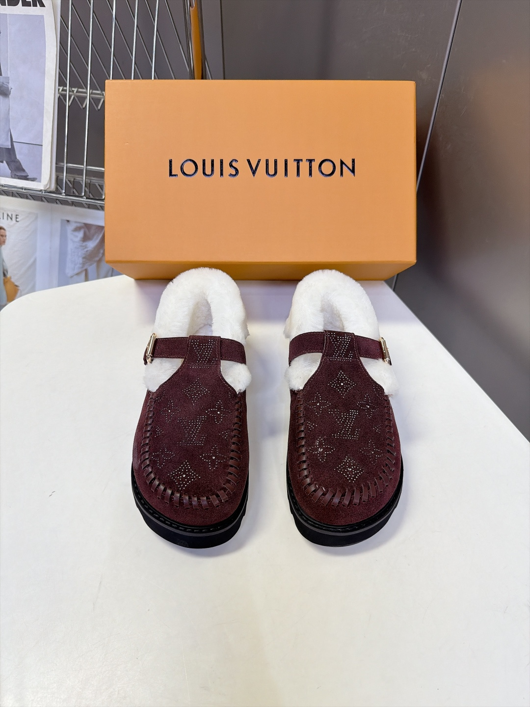 LOUIS VUITTON路易威登秋冬最新款羊毛里勃肯毛毛鞋 超多明星网红种草 融合勃肯鞋复古T字搭扣版型 金属调节扣可