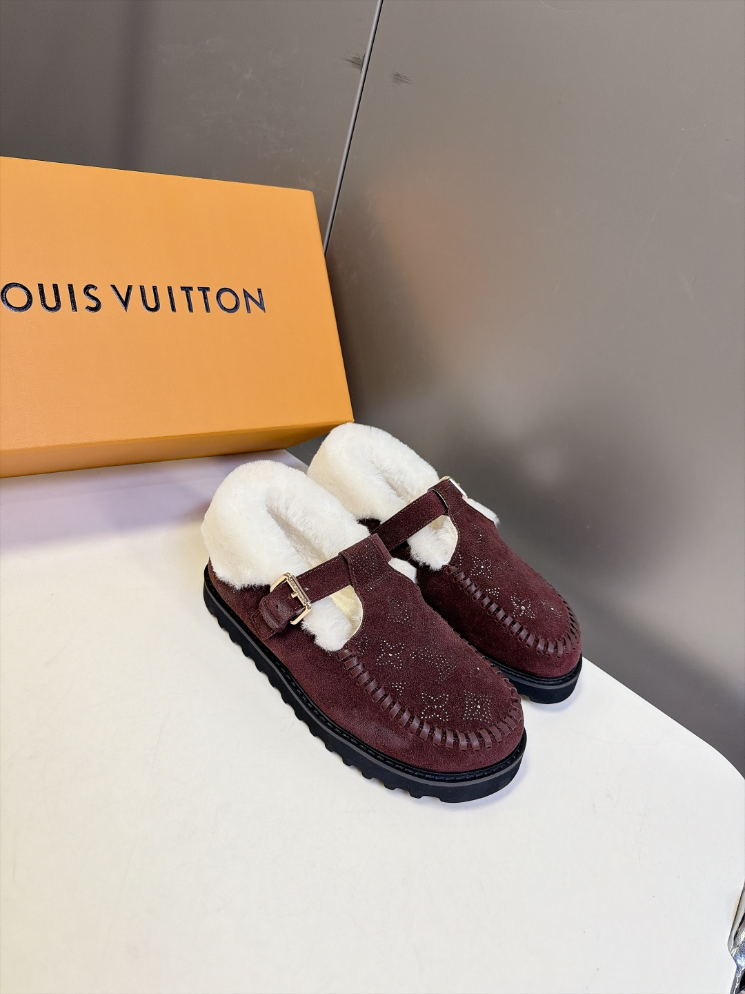 LOUIS VUITTON路易威登秋冬最新款羊毛里勃肯毛毛鞋 超多明星网红种草 融合勃肯鞋复古T字搭扣版型 金属调节扣可