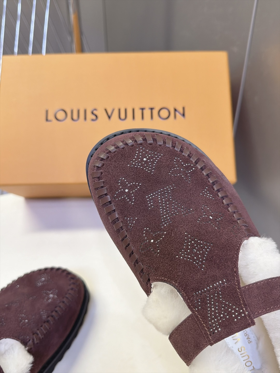 LOUIS VUITTON路易威登秋冬最新款羊毛里勃肯毛毛鞋 超多明星网红种草 融合勃肯鞋复古T字搭扣版型 金属调节扣可