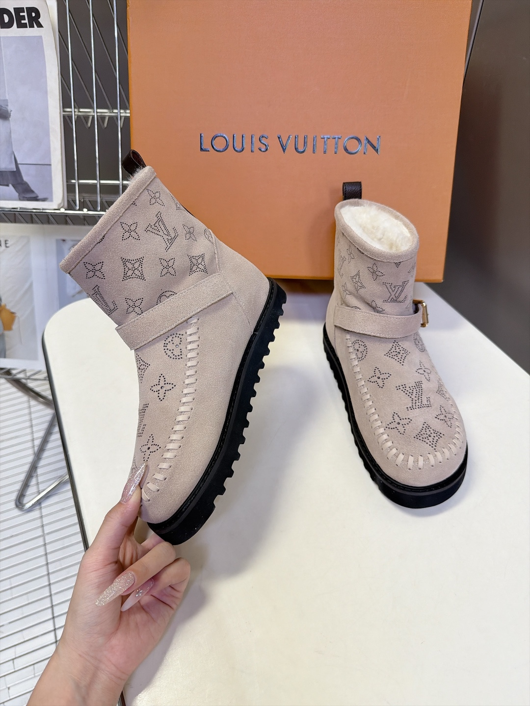 LOUIS VUITTON路易威登秋冬最新款烫钻老花短筒雪地靴 超多明星网红种草 复古民族风短靴版型 鞋面满钻LV经典老