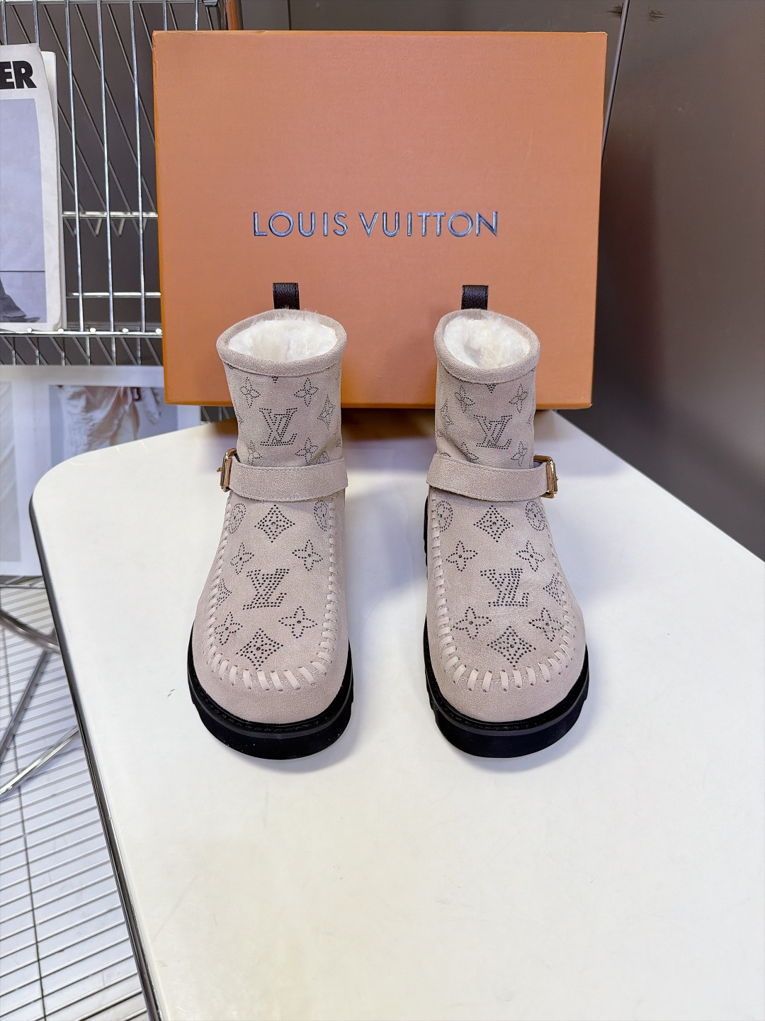 LOUIS VUITTON路易威登秋冬最新款烫钻老花短筒雪地靴 超多明星网红种草 复古民族风短靴版型 鞋面满钻LV经典老