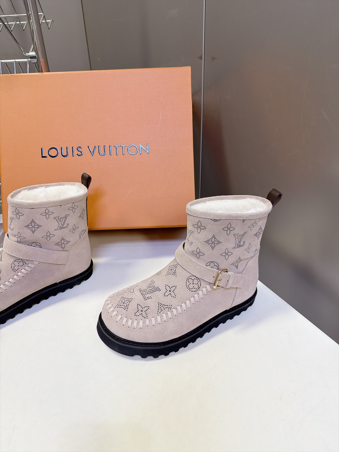 LOUIS VUITTON路易威登秋冬最新款烫钻老花短筒雪地靴 超多明星网红种草 复古民族风短靴版型 鞋面满钻LV经典老