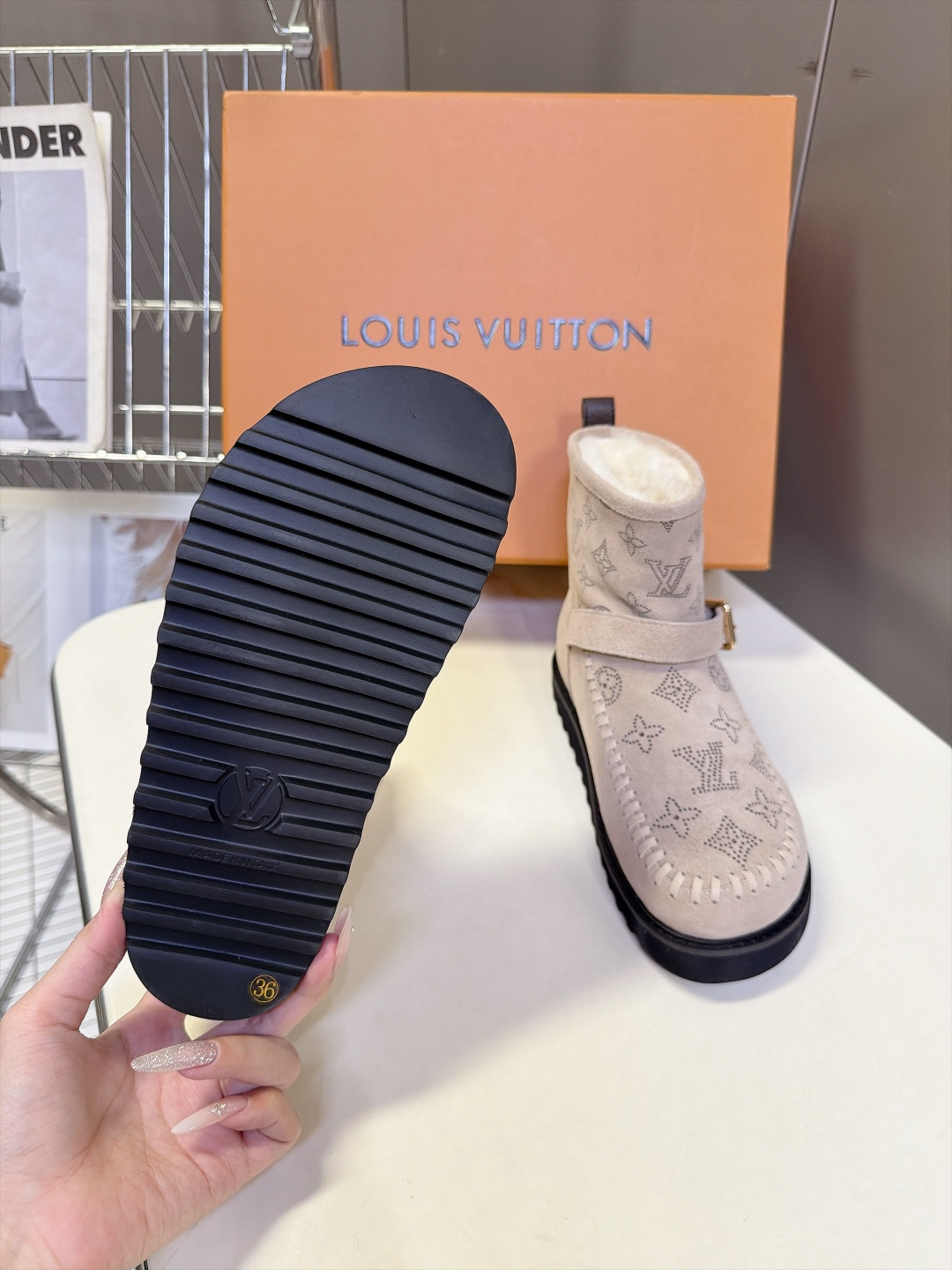 LOUIS VUITTON路易威登秋冬最新款烫钻老花短筒雪地靴 超多明星网红种草 复古民族风短靴版型 鞋面满钻LV经典老