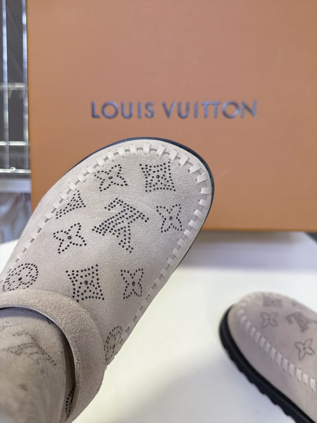 LOUIS VUITTON路易威登秋冬最新款烫钻老花短筒雪地靴 超多明星网红种草 复古民族风短靴版型 鞋面满钻LV经典老