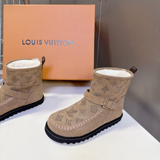 LOUIS VUITTON路易威登秋冬最新款烫钻老花短筒雪地靴 超多明星网红种草 复古民族风短靴版型 鞋面满钻LV经典老 LOUIS VUITTON路易威登秋冬最新款烫钻老花短筒雪地靴 超多明星网红种草 复古民族风短靴版型 鞋面满钻LV经典老