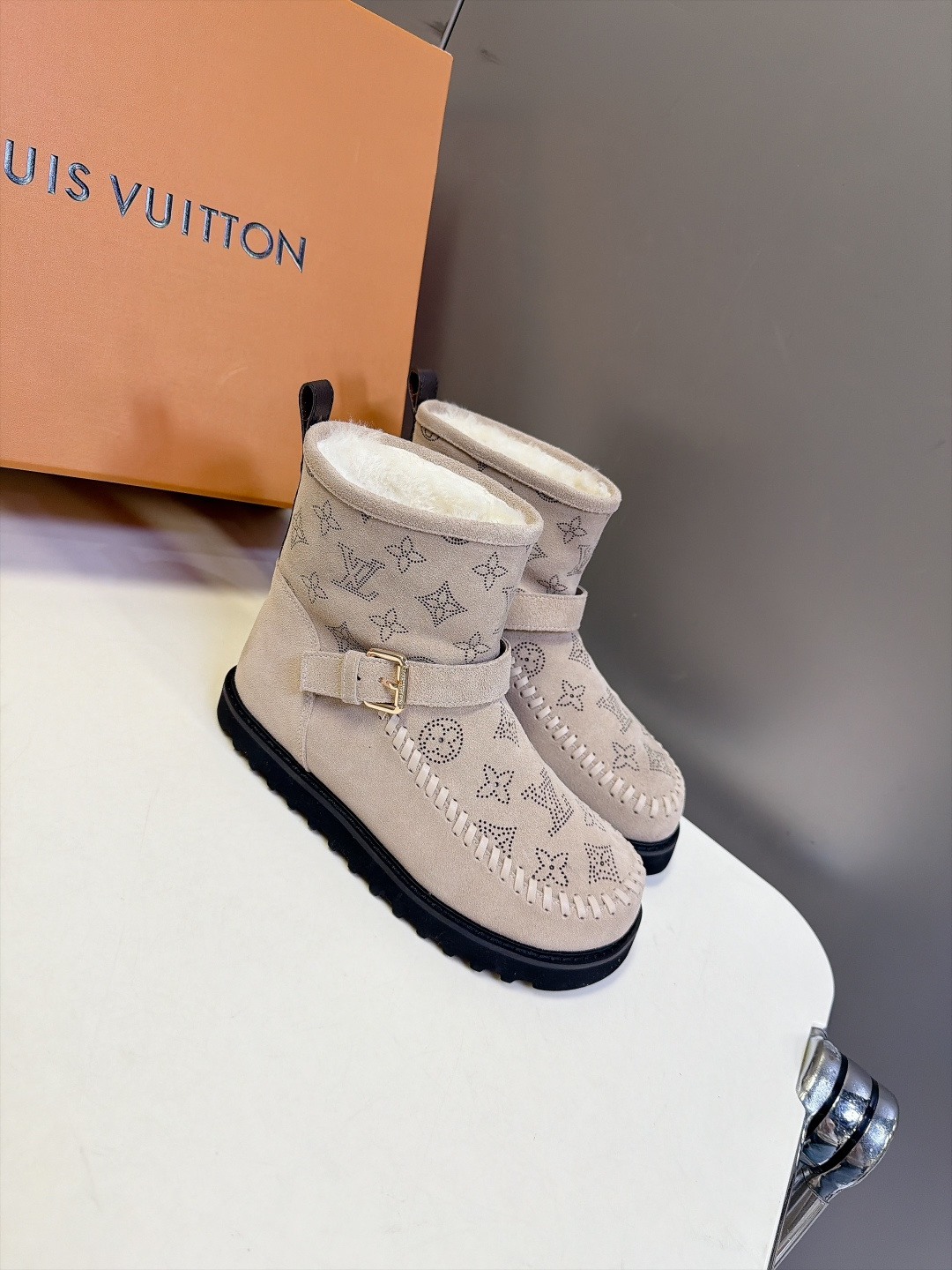 LOUIS VUITTON路易威登秋冬最新款烫钻老花短筒雪地靴 超多明星网红种草 复古民族风短靴版型 鞋面满钻LV经典老