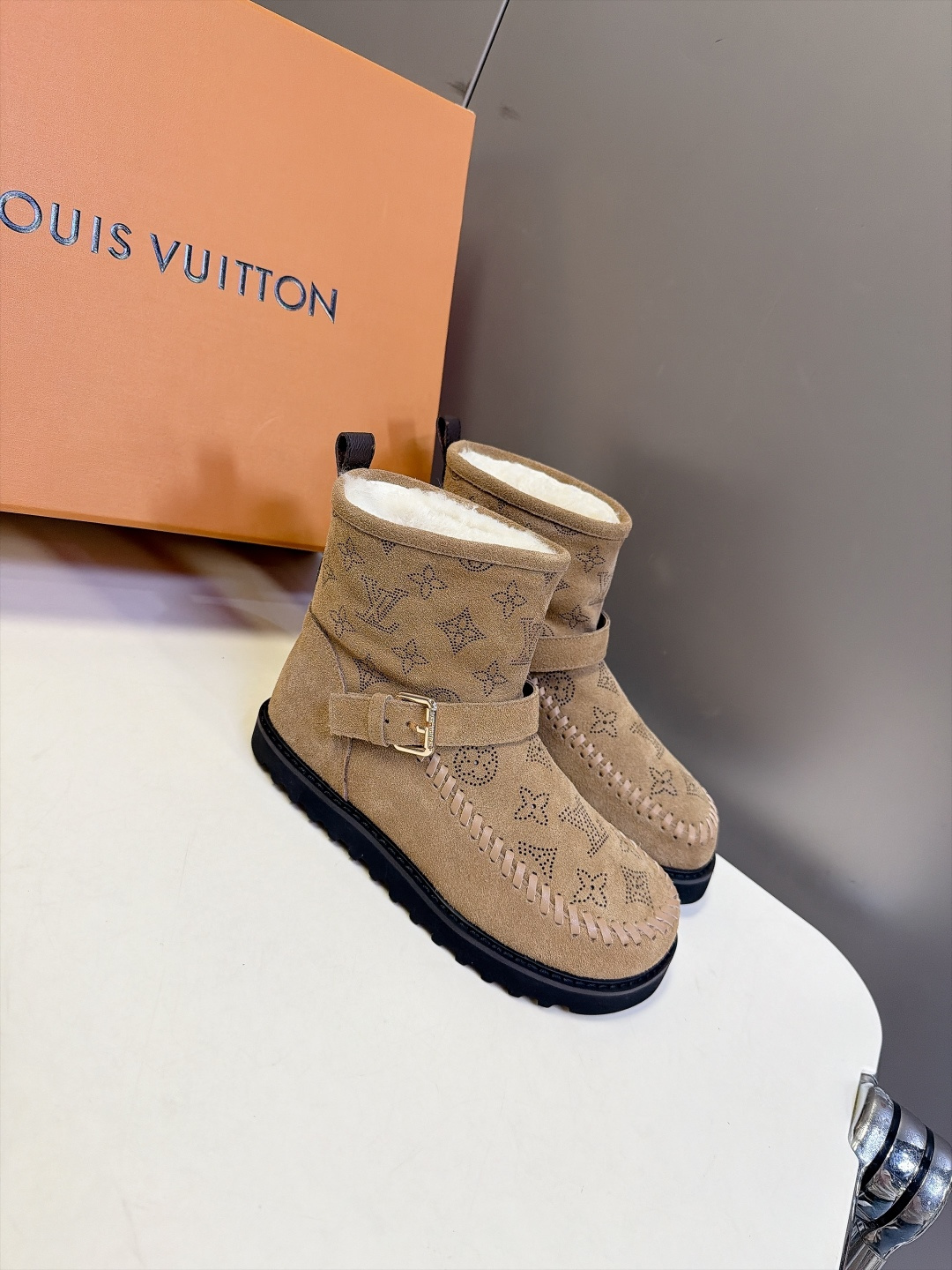 LOUIS VUITTON路易威登秋冬最新款烫钻老花短筒雪地靴 超多明星网红种草 复古民族风短靴版型 鞋面满钻LV经典老 LOUIS VUITTON路易威登秋冬最新款烫钻老花短筒雪地靴 超多明星网红种草 复古民族风短靴版型 鞋面满钻LV经典老