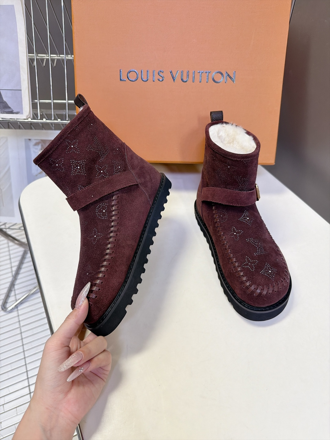 LOUIS VUITTON路易威登秋冬最新款烫钻老花短筒雪地靴 超多明星网红种草 复古民族风短靴版型 鞋面满钻LV经典老 LOUIS VUITTON路易威登秋冬最新款烫钻老花短筒雪地靴 超多明星网红种草 复古民族风短靴版型 鞋面满钻LV经典老