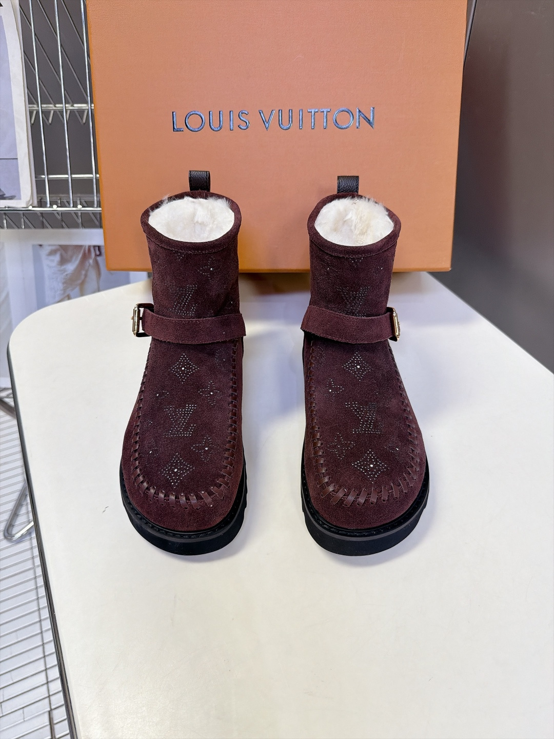 LOUIS VUITTON路易威登秋冬最新款烫钻老花短筒雪地靴 超多明星网红种草 复古民族风短靴版型 鞋面满钻LV经典老 LOUIS VUITTON路易威登秋冬最新款烫钻老花短筒雪地靴 超多明星网红种草 复古民族风短靴版型 鞋面满钻LV经典老