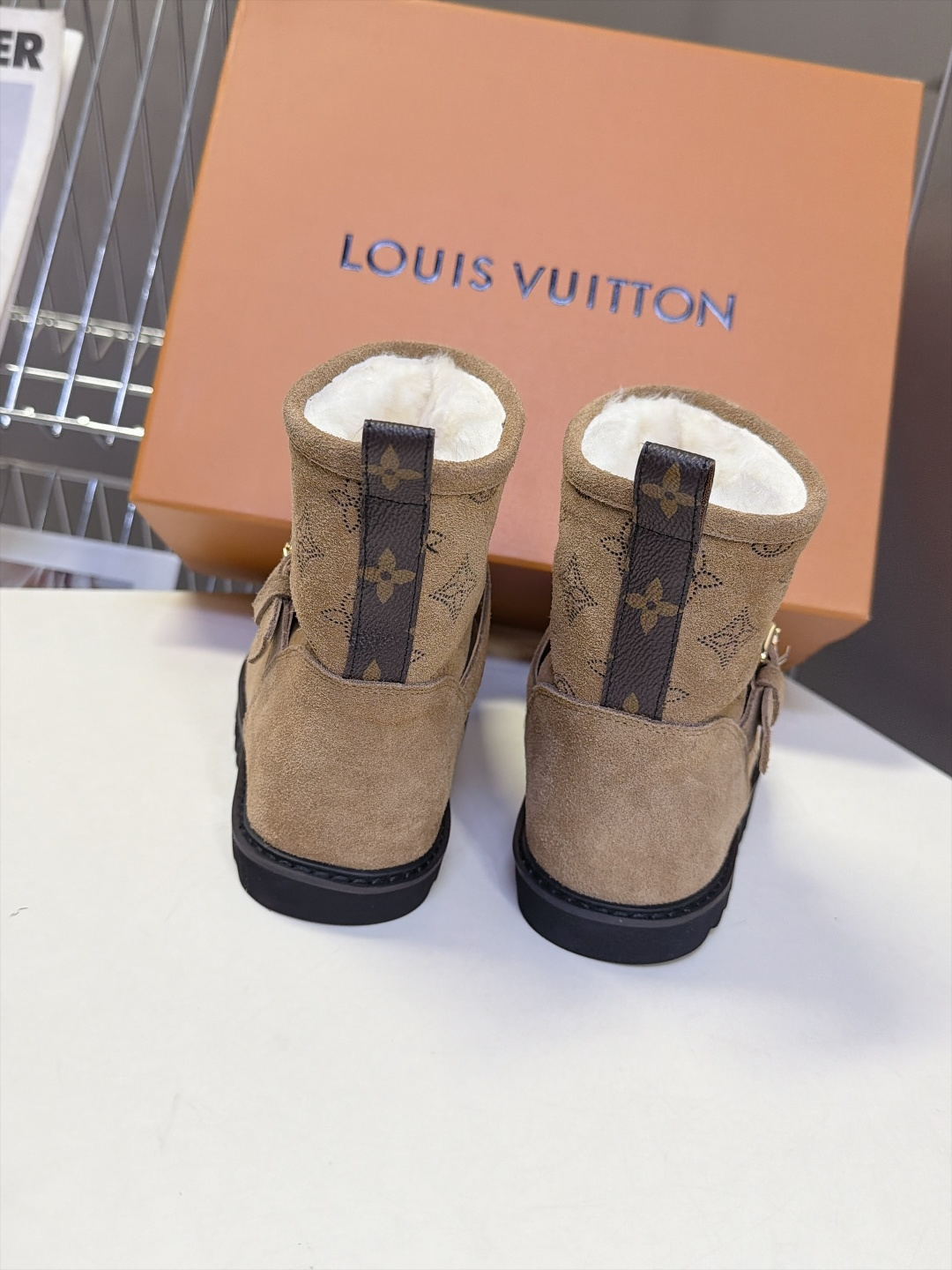 LOUIS VUITTON路易威登秋冬最新款烫钻老花短筒雪地靴 超多明星网红种草 复古民族风短靴版型 鞋面满钻LV经典老 LOUIS VUITTON路易威登秋冬最新款烫钻老花短筒雪地靴 超多明星网红种草 复古民族风短靴版型 鞋面满钻LV经典老