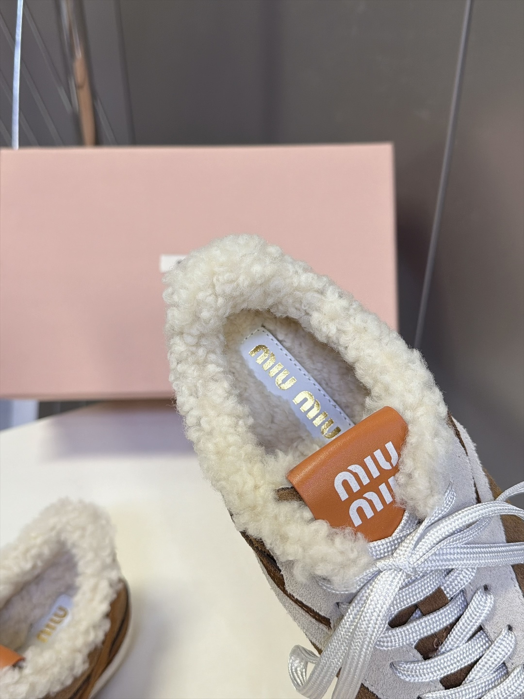 MiuMiu缪缪最新走秀款复古毛毛鞋 德训鞋 官方秀场出镜率最高的单品 超多明星时尚博主种草 miu系穿搭还是一如既往的