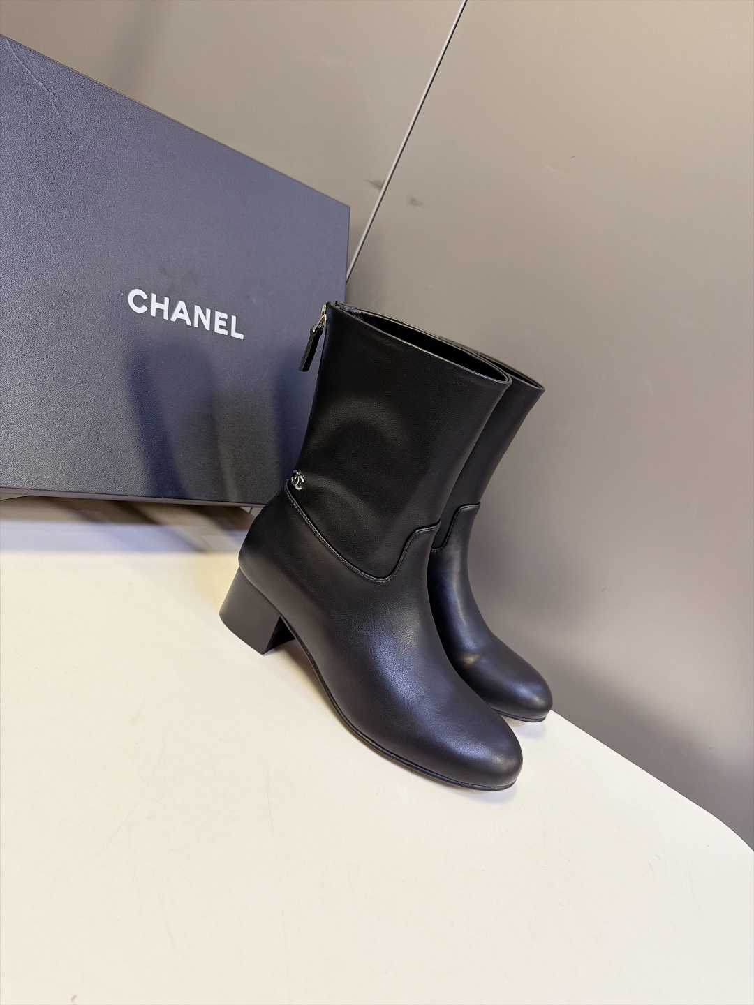 CHANEL香奈儿秋冬最新款粗跟后拉链短靴 超多明星网红种草 极简高级的圆头中筒靴型 线条流畅利落不挑腿型后跟拉链开合 CHANEL香奈儿秋冬最新款粗跟后拉链短靴 超多明星网红种草 极简高级的圆头中筒靴型 线条流畅利落不挑腿型后跟拉链开合