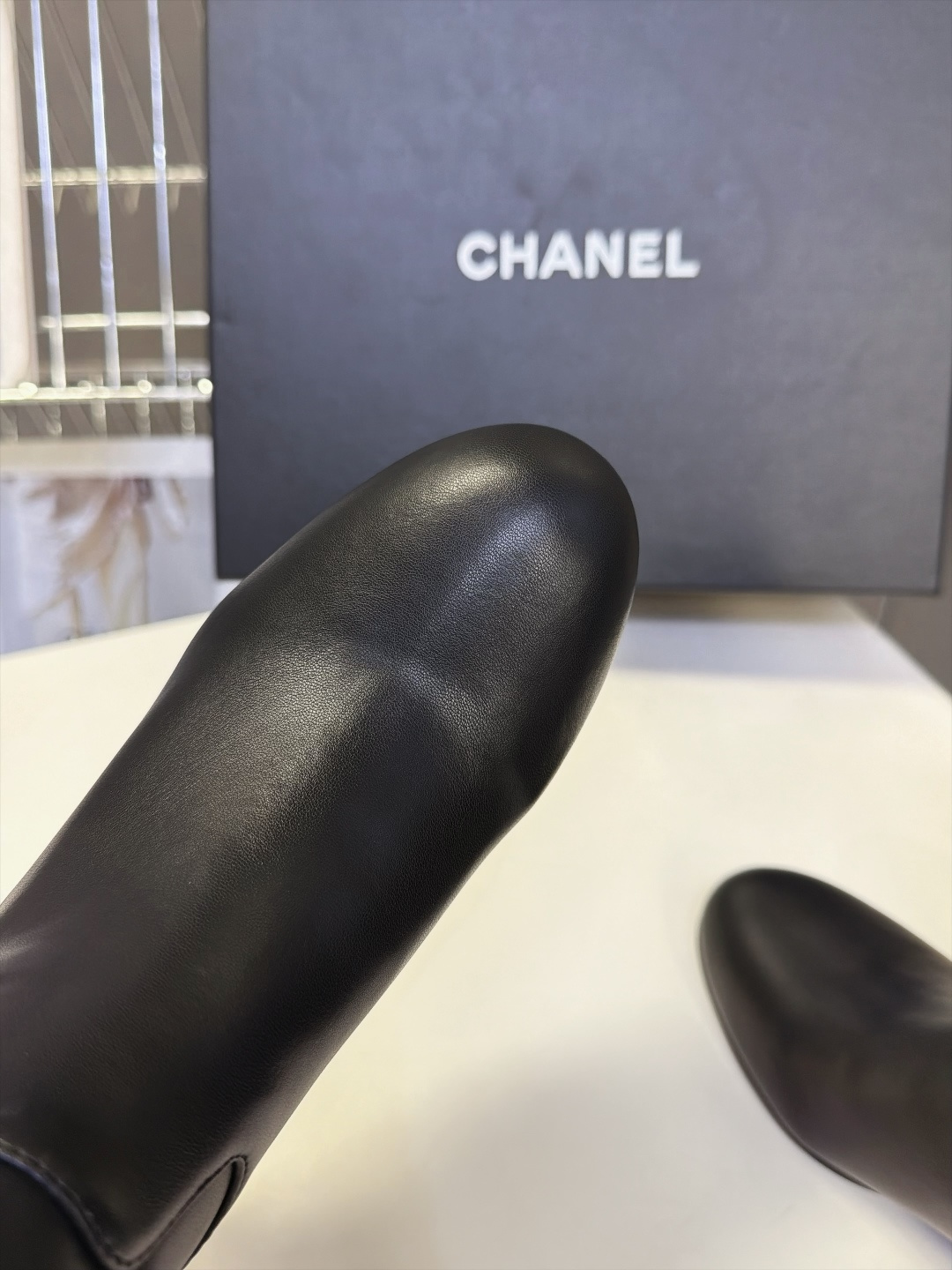CHANEL香奈儿秋冬最新款粗跟后拉链短靴 超多明星网红种草 极简高级的圆头中筒靴型 线条流畅利落不挑腿型后跟拉链开合 CHANEL香奈儿秋冬最新款粗跟后拉链短靴 超多明星网红种草 极简高级的圆头中筒靴型 线条流畅利落不挑腿型后跟拉链开合