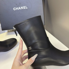 CHANEL香奈儿秋冬最新款粗跟后拉链短靴 超多明星网红种草 极简高级的圆头中筒靴型 线条流畅利落不挑腿型后跟拉链开合 CHANEL香奈儿秋冬最新款粗跟后拉链短靴 超多明星网红种草 极简高级的圆头中筒靴型 线条流畅利落不挑腿型后跟拉链开合