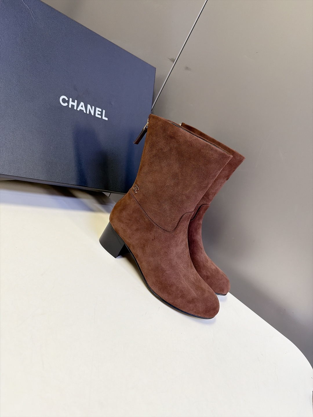 CHANEL香奈儿秋冬最新款粗跟后拉链短靴 超多明星网红种草 极简高级的圆头中筒靴型 线条流畅利落不挑腿型后跟拉链开合 