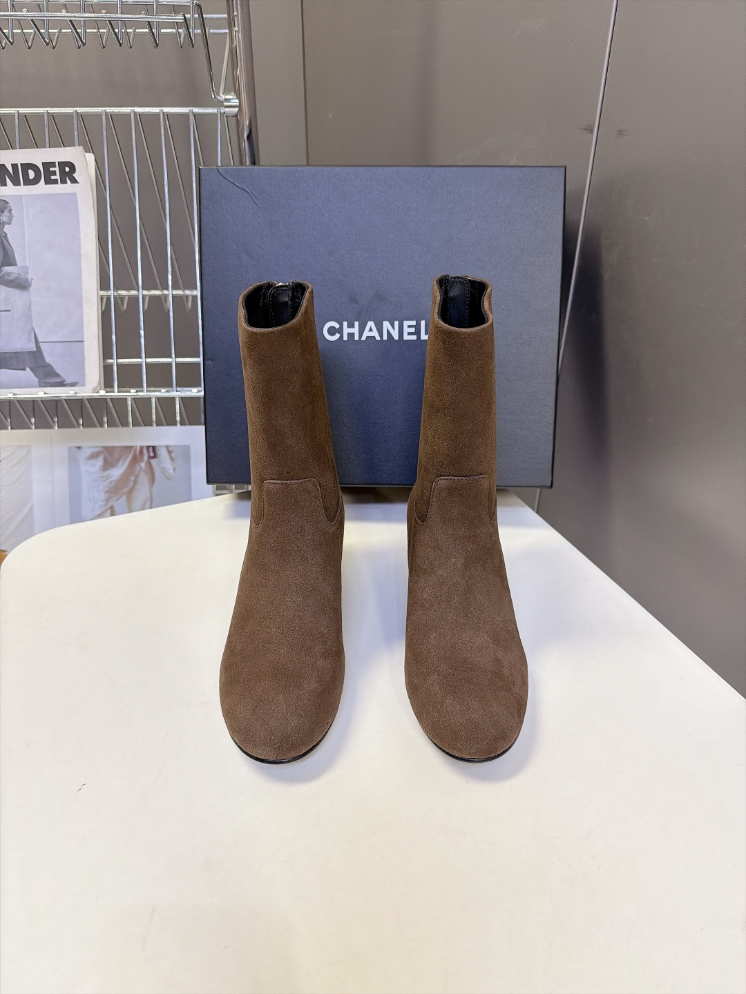 CHANEL香奈儿秋冬最新款粗跟后拉链短靴 超多明星网红种草 极简高级的圆头中筒靴型 线条流畅利落不挑腿型后跟拉链开合 