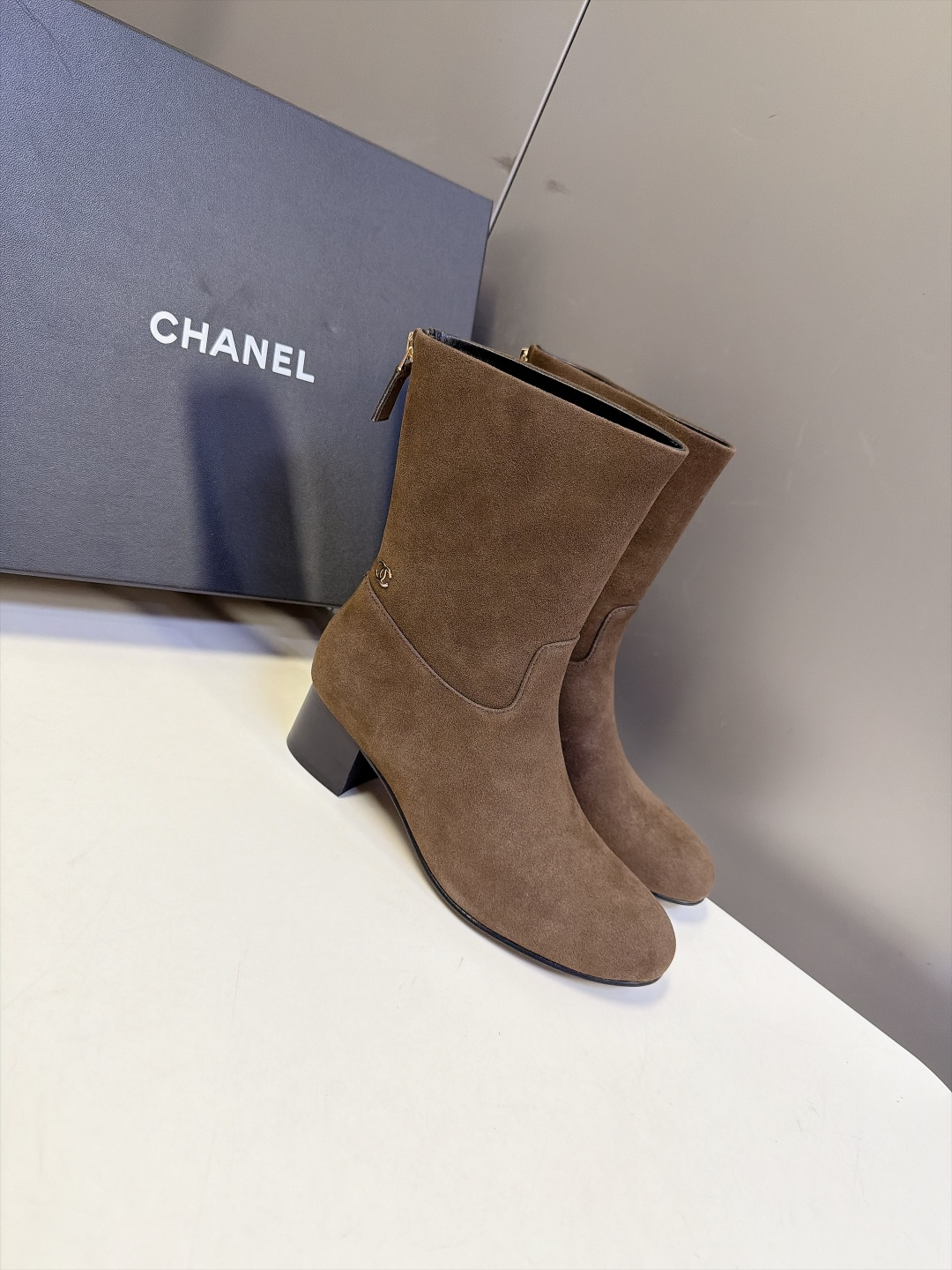 CHANEL香奈儿秋冬最新款粗跟后拉链短靴 超多明星网红种草 极简高级的圆头中筒靴型 线条流畅利落不挑腿型后跟拉链开合 